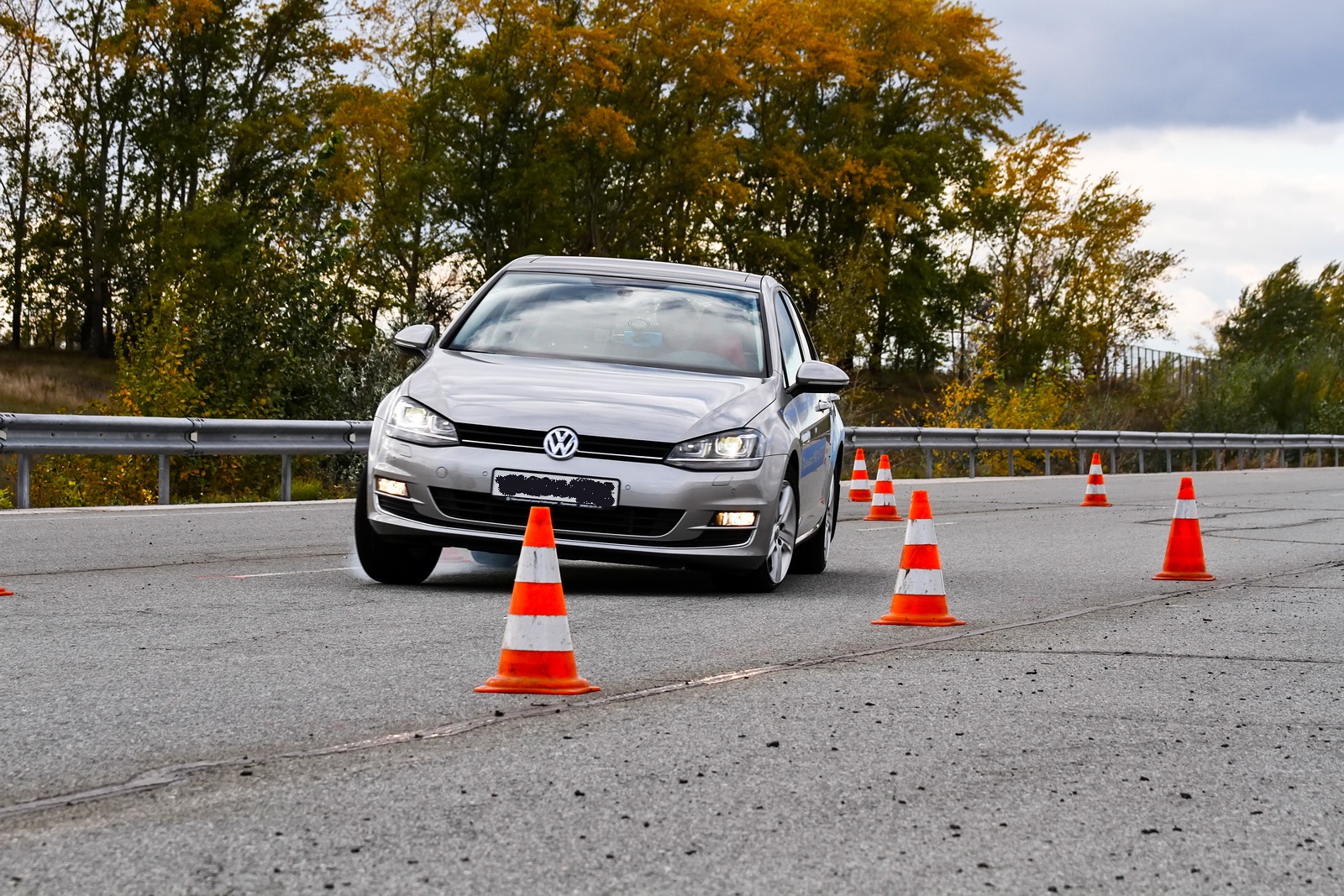 Volkswagen Golf на испытательной дороге.